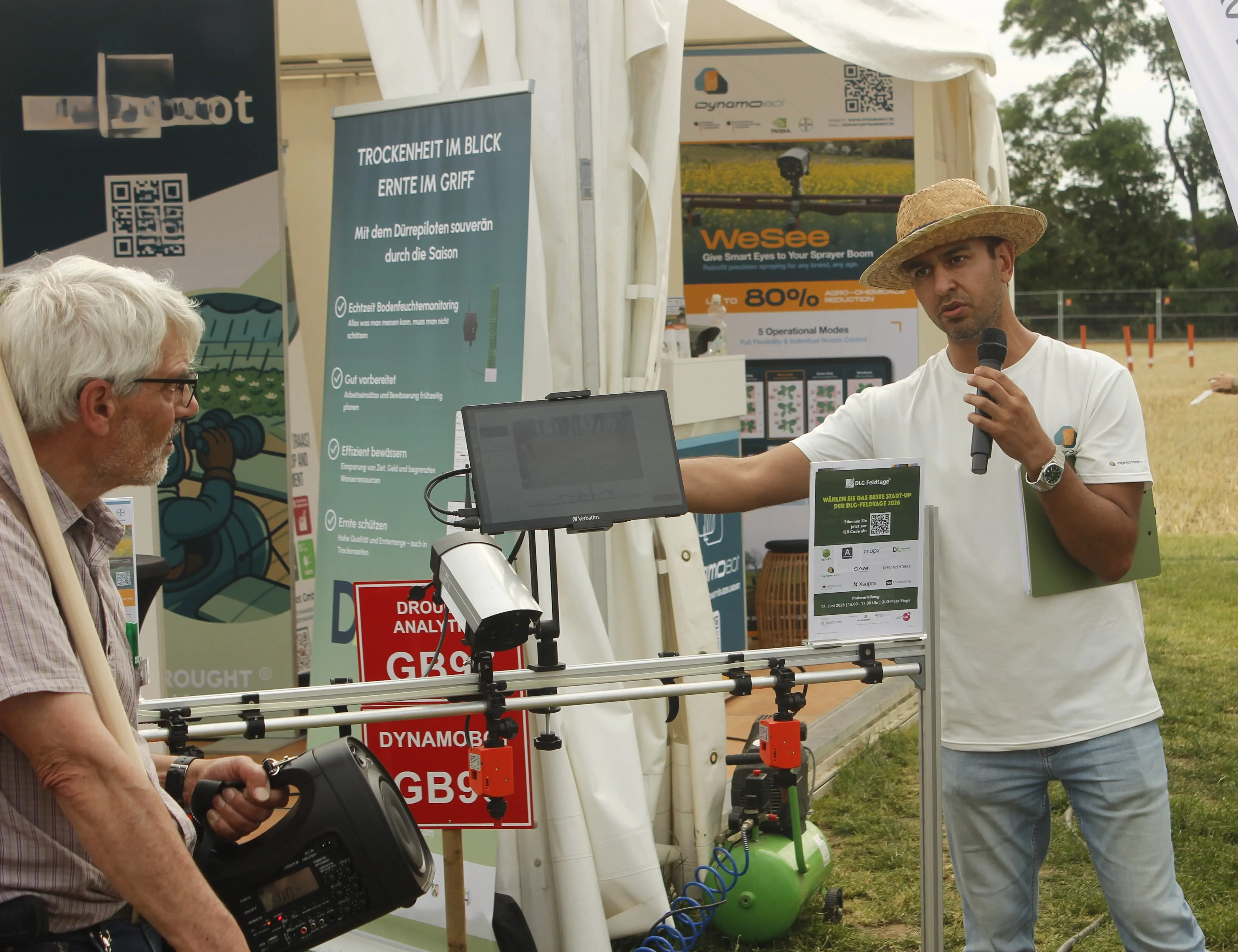 DynamoBot CEO erklärt WeSee Besucherinnen und Besuchern auf den DLG-Feldtagen 2026